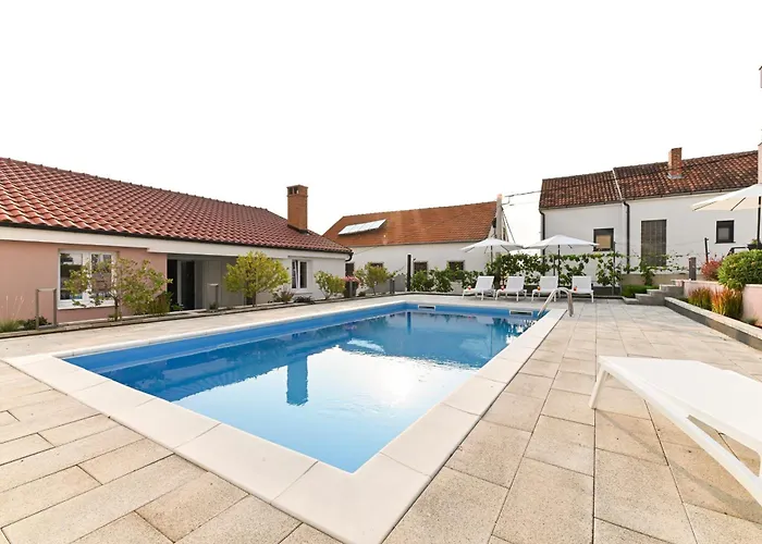 House Tre Venti With Pool Nyaraló